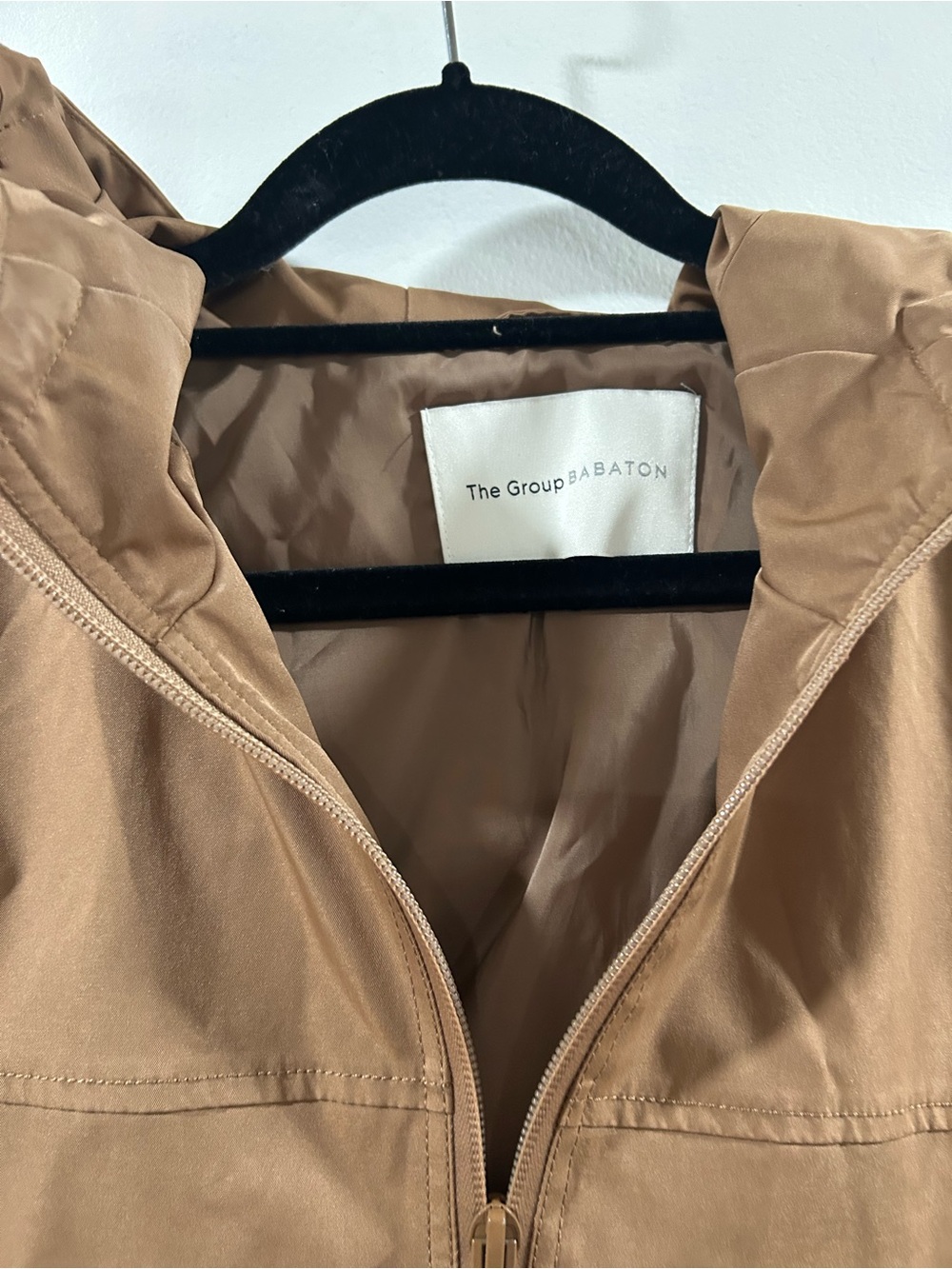 Aritzia Babaton Wilde Jacket
Slick matte twill hooded windbreaker - Picture 3 of 11